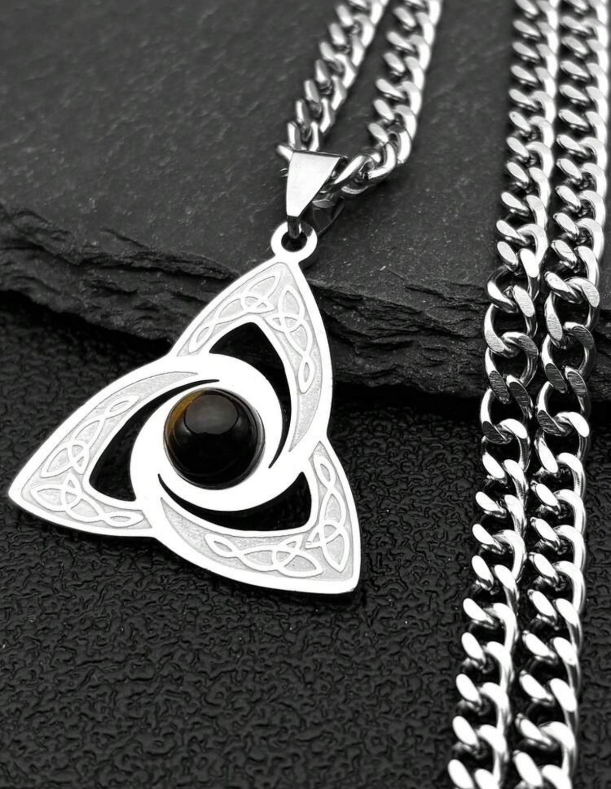 Colar com triquetra e pedra Olho de Tigre
