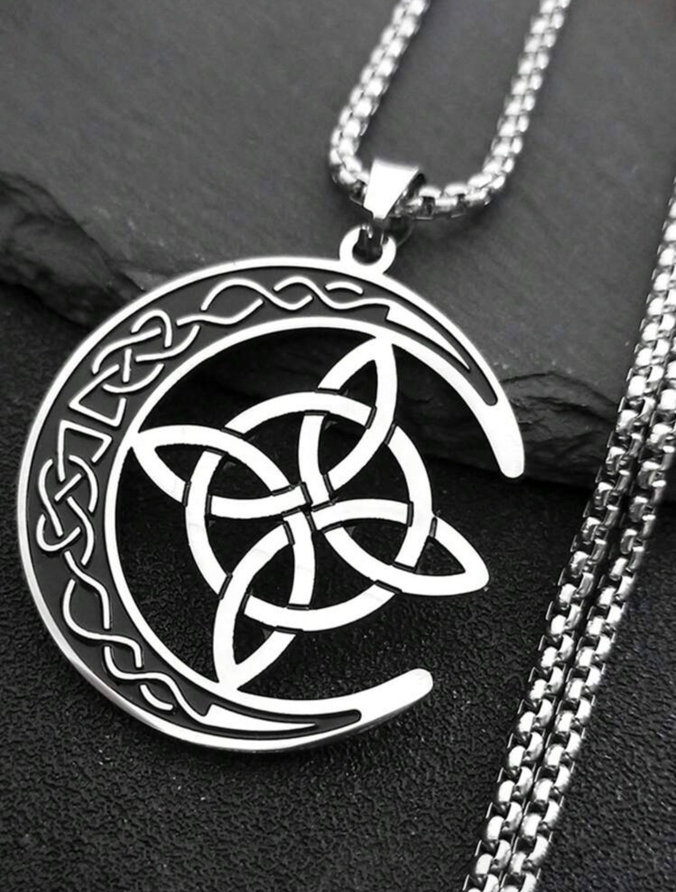 Colar de lua crescente e Triquetra
