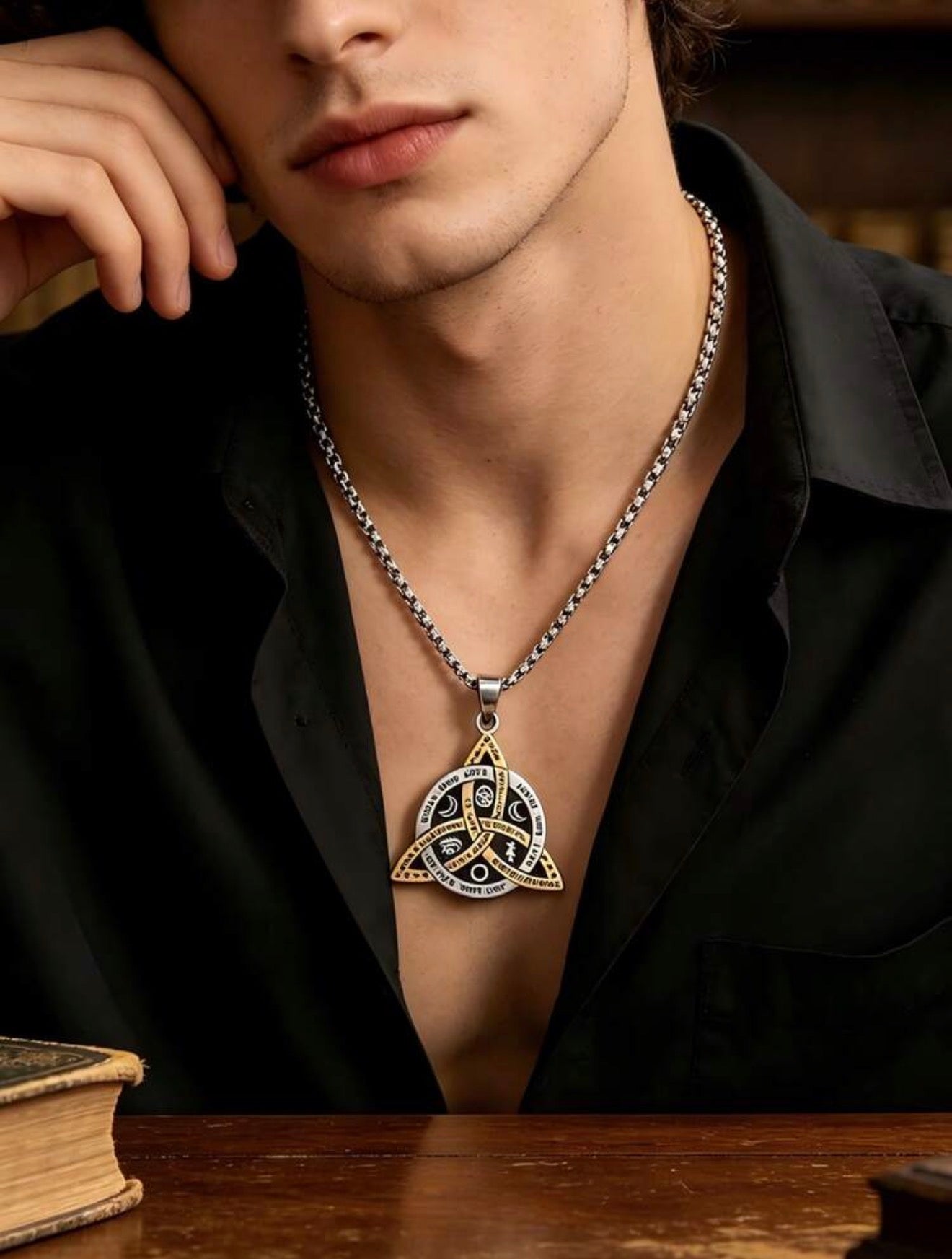 Colar com triquetra e mensagens inspiradoras