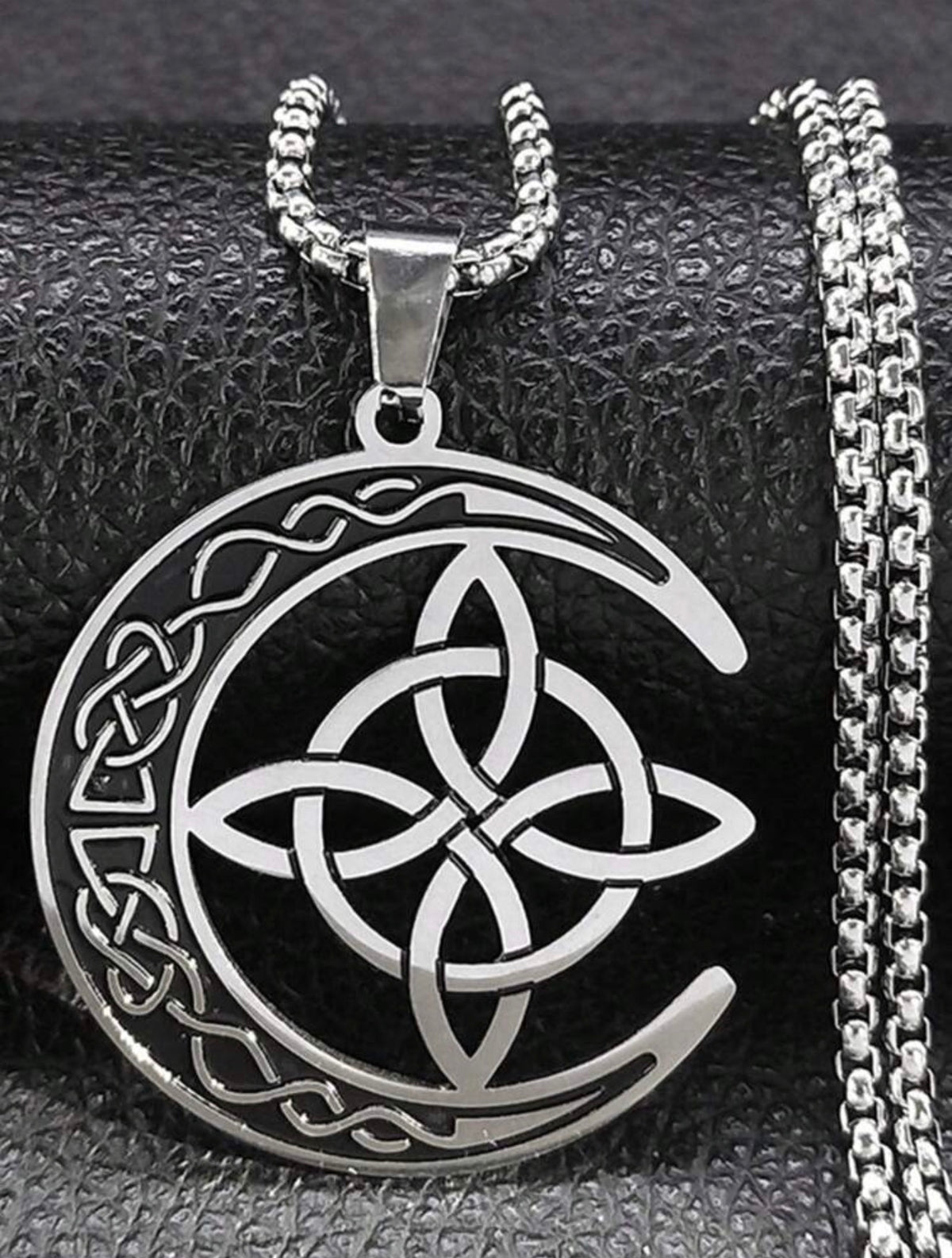 Colar de lua crescente e Triquetra