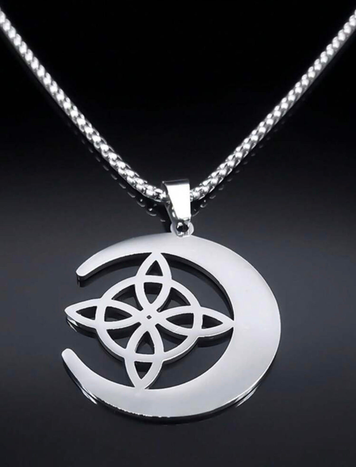 Colar de lua crescente e Triquetra