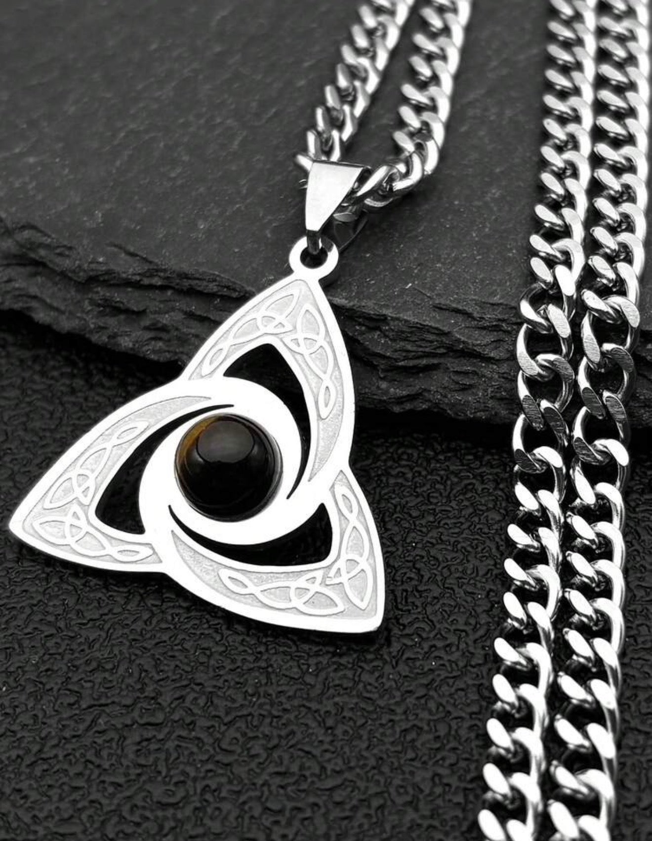 Colar  com triquetra e pedra Olho de Tigre