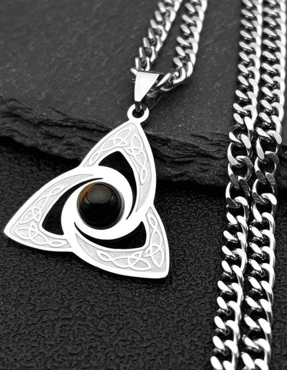 Colar  com triquetra e pedra Olho de Tigre
